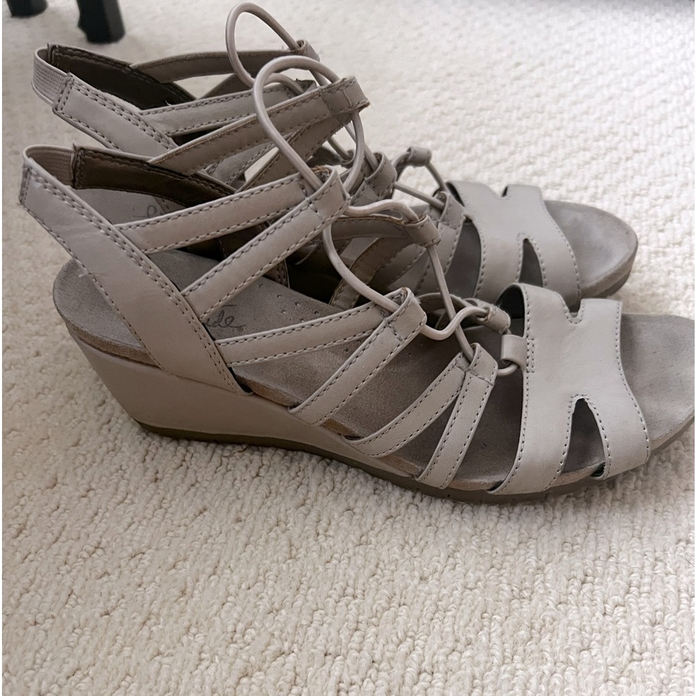 Tan lifestride sandals. Great condition! Size 8